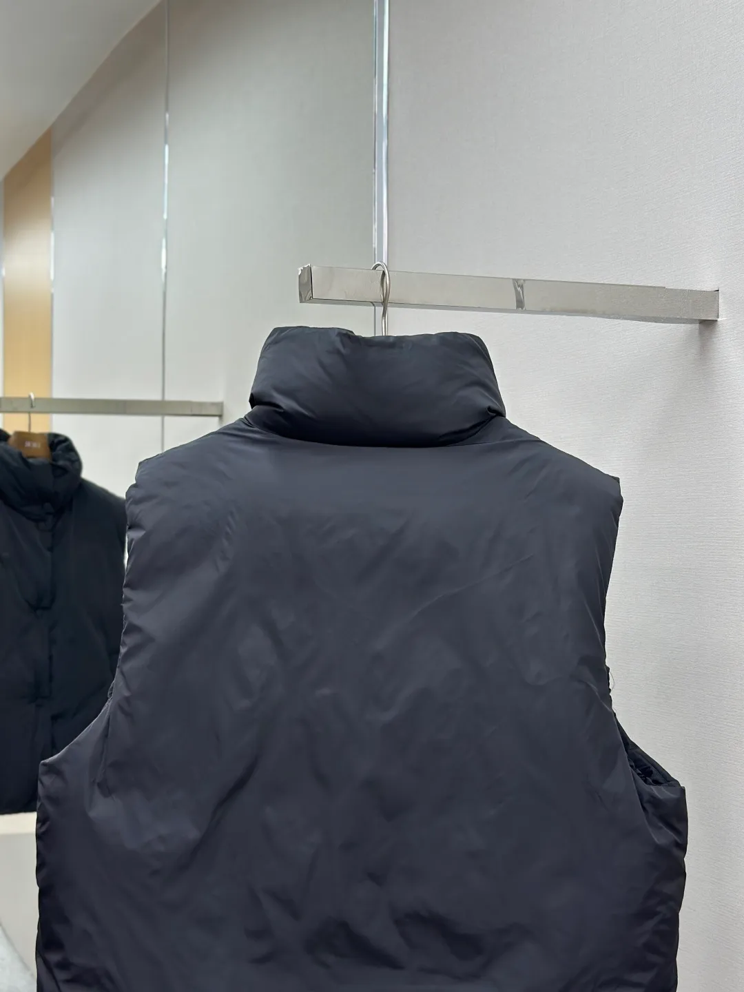 P810 AMIPARIS love padded embroidered down vest Fabric selection: Taffeta fabric woven from 100% polyester fiber. It adopts warp and weft plain weave and is woven very tightly, making the surface of the fabric extremely smooth and flat, with a "skinny" and stiffness that is not easy to collapse. When rubbed or moved around, it will make a unique, crisp "rustling" sound. At the same time, it has a delicate plain texture and a soft, elegant silky luster. This kind of luster is not as dazzling as satin, but more restrained and advanced.  Lining selection: Use 100% nylon to create the lining. The high-density and tight weaving process prevents tiny lint from getting out of the gaps in the fabric. The smooth surface improves the putting on and taking off experience, and the excellent wear and tear resistance ensures damage caused by frequent use, while the light and soft texture does not affect the overall weight.  Technology: The fabric and padding material are tightly fixed on the frame of the embroidery machine. The embroidery machine uses sparse stitches along the padding layer to outline the filling area of the pattern, and then runs the overlay layer's padding, using dense stitches to perfectly cover the foam padding layer, thus forming a slightly raised love embroidery, which feels soft and full, enhancing recognition while maintaining a low profile. High-quality filling: It uses 90 white duck down with a weight of 160g to ensure excellent thermal insulation performance. After strict screening and processing, the velvet is not easy to get drilled, ensuring durability.  Accessories: One-to-one customized three-standard, one-to-one customized hem elastic buckle, one-to-one customized snap button SIZE: XS S M L